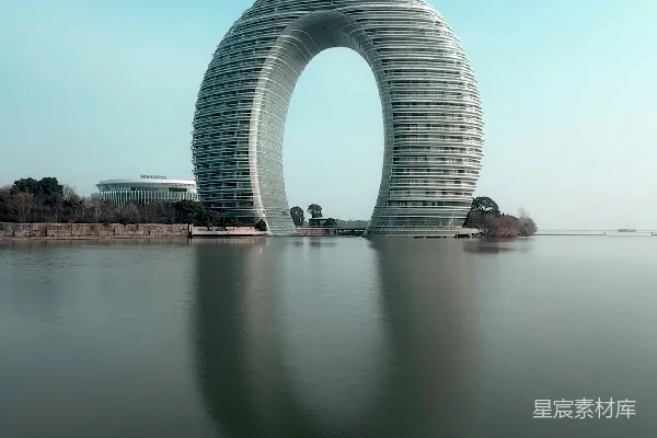 高清摄影 独一无二的圆形建筑在天空下倒映在水中