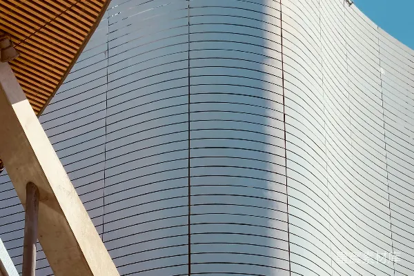 高清摄影 现代弯曲建筑，带有木制天花板和混凝土梁。