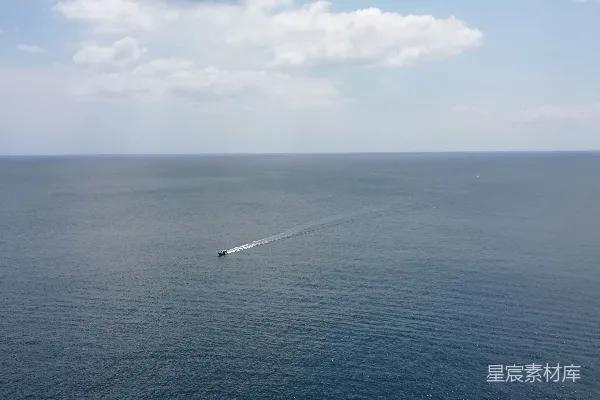 太平洋中一艘船在晴朗的日子里