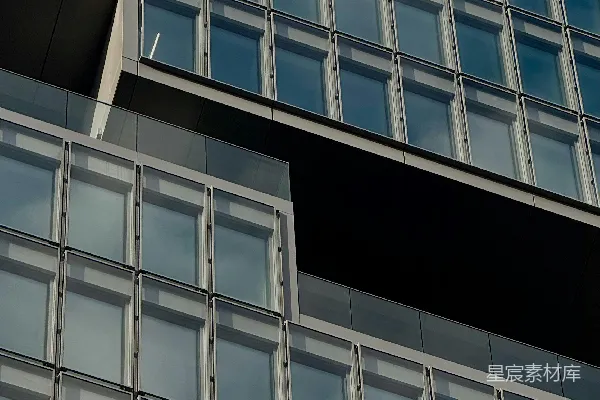 高清摄影 现代化建筑外立面，带有重复的玻璃窗