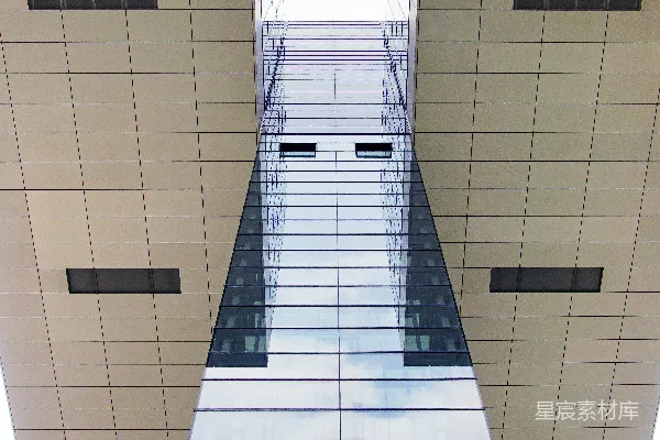 高清摄影 一座非常高的建筑物，窗户也很高。