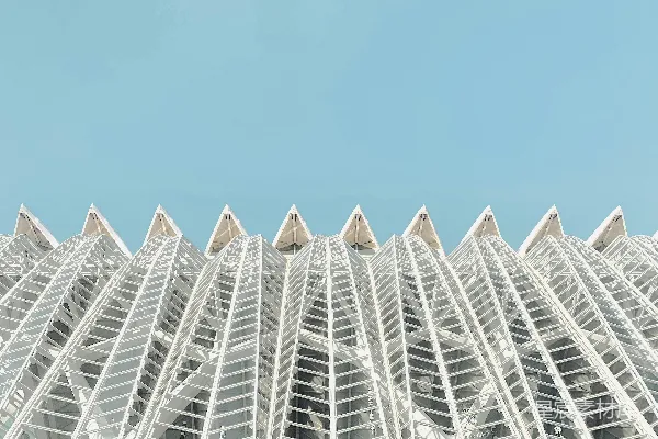 高清摄影 现代白色建筑，带有几何玻璃立面，矗立在蓝天之下。