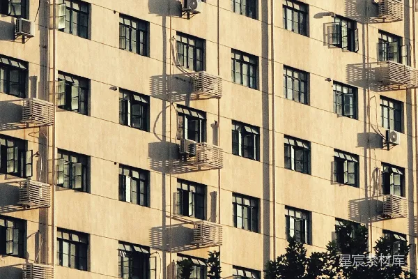 高清摄影 高大的公寓大楼，有许多窗户和阳台。