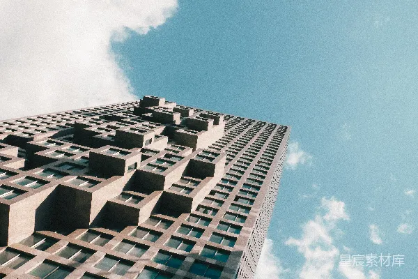 高清摄影 现代摩天大楼，几何立面，背景是蓝天。