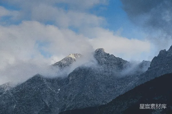 白天蓝天下覆盖着白雪的山峰