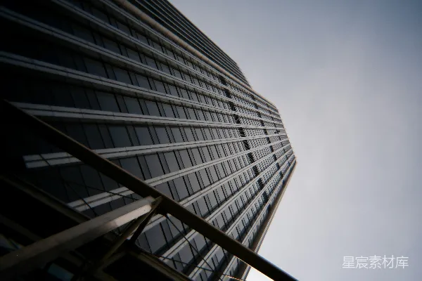 高清摄影 一座从下面看去高耸的现代化建筑，背景是天空。