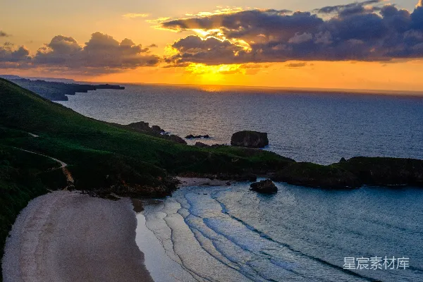 夕阳西下，海天一线，沙滩上。