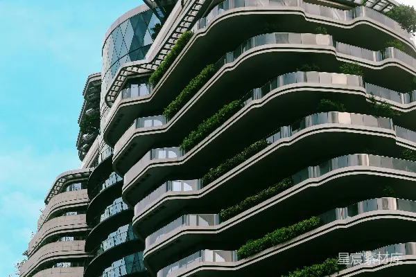 高清摄影 现代公寓楼，带有弯曲阳台和绿色植物。