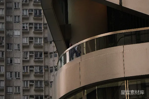高清摄影 现代化建筑外墙紧邻老旧公寓楼。