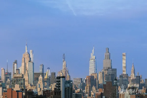 纽约市在一片晴朗的蓝天下的 skyline 。