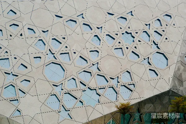 高清摄影 现代建筑立面，带有几何窗格图案。