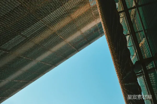 高清摄影 波纹金属屋顶映衬着清澈的蓝天