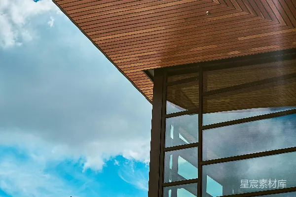 高清摄影 现代建筑，带有木质天花板，大窗户，蓝天。