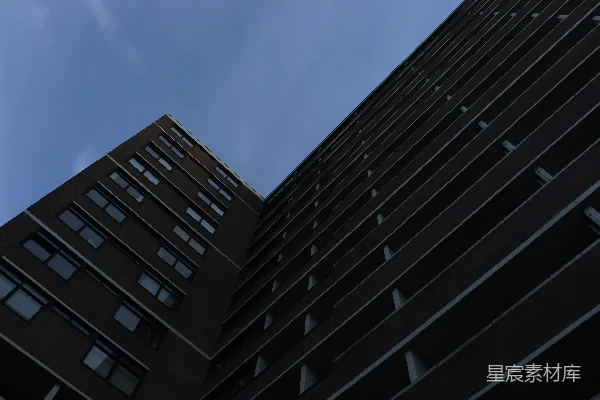 高清摄影 一座黑色的建筑，从下方仰视，背景是蓝天。