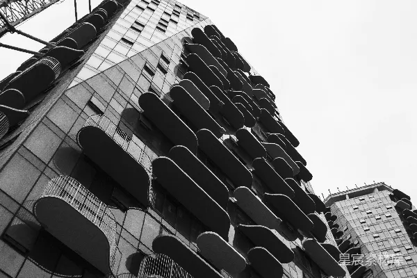 高清摄影 现代建筑，带有阳台和建筑起重机。