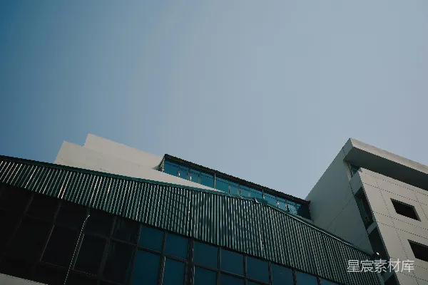 高清摄影 现代建筑，窗户是玻璃的，背景是清澈的蓝天。
