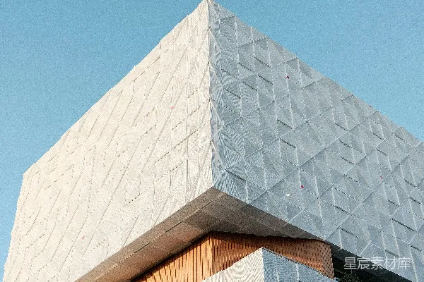 高清摄影 现代建筑，几何立面，背景是清澈的蓝天。