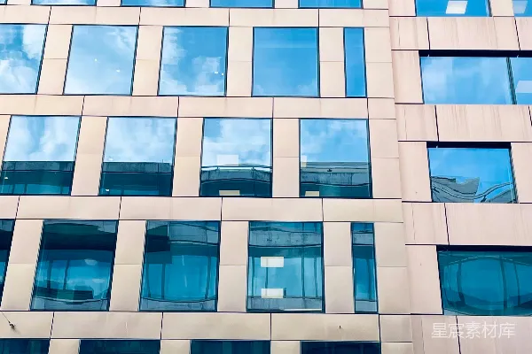 高清摄影 现代建筑的外墙上有许多窗户，反射出蓝天。