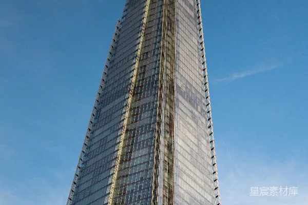 一座矗立在天际背景中的高大建筑物