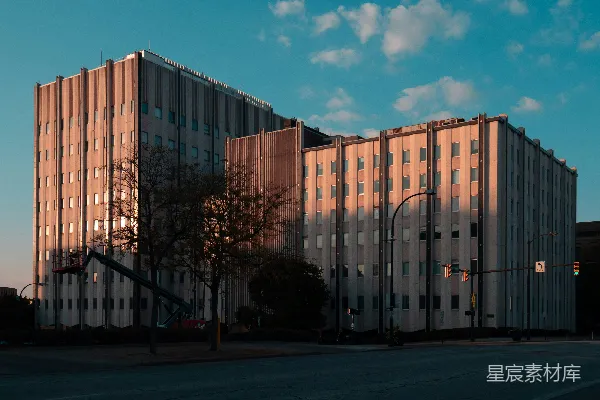 高清摄影 大型粗犷风格的建筑沐浴在温暖的夕阳光线中。