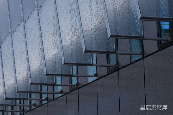 高清摄影 现代建筑外墙，由反光玻璃板组成。