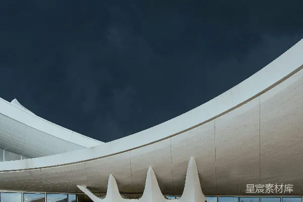 高清摄影 现代的白色建筑在乌云密布、风雨交加的天空下。