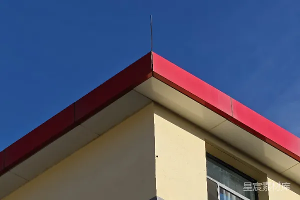 高清摄影 一幢建筑的角落，屋顶是红色的，有窗户。
