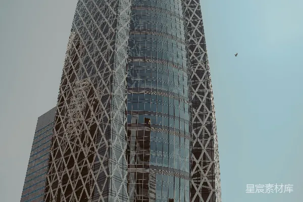 高清摄影 现代摩天大楼，独特的几何立面，在晴朗的天空下。