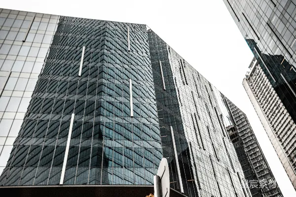 高清摄影 现代化的玻璃建筑在明亮的天空下