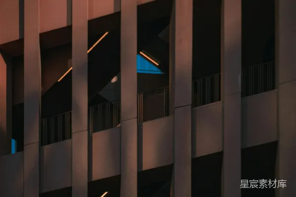 高清摄影 现代建筑立面，带有几何图案和天空