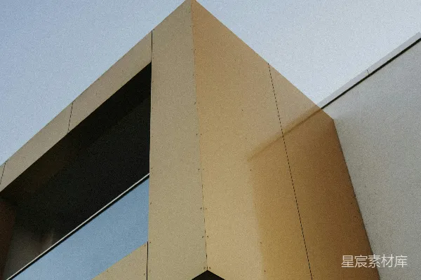 高清摄影 现代建筑，带有阳台，背景是清澈的天空。