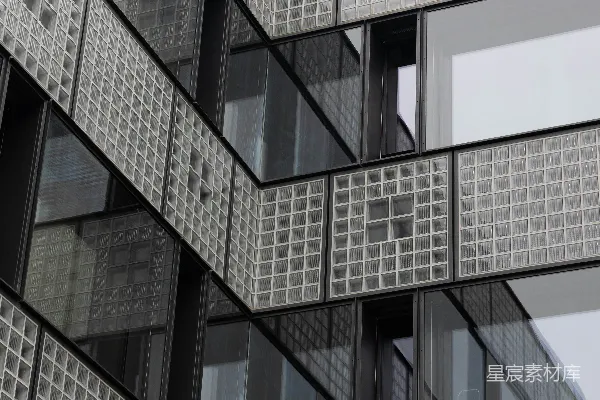 高清摄影 现代建筑外墙，由玻璃块和窗户组成