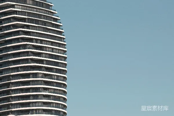 白漆建筑的照片