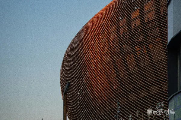 高清摄影 现代建筑在日落时分，呈现出弯曲的木质外墙。