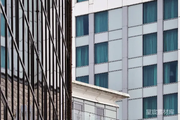 高清摄影 现代建筑的外墙带有反光玻璃窗。