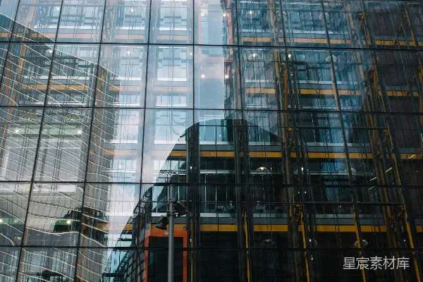 高清摄影 现代化的玻璃建筑反射天空和周围的建筑。