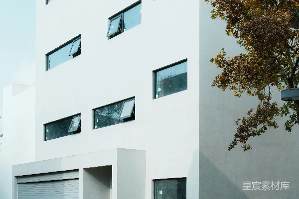 高清摄影 一辆白色的车停在现代化的白色建筑外。