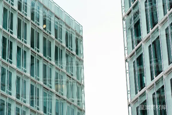高清摄影 现代玻璃建筑在明亮的天空下