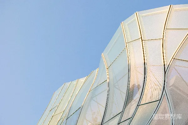 高清摄影 现代建筑的玻璃幕墙在天空背景下呈现几何图案。