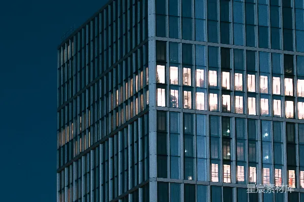 高清摄影 现代玻璃建筑在黄昏时分被照亮。