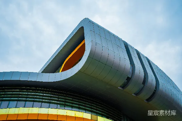 高清摄影 现代建筑，带有弯曲金属立面，背景是蓝天。