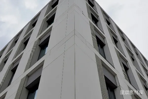 高清摄影 白天，白色云层下的一座白色混凝土建筑。