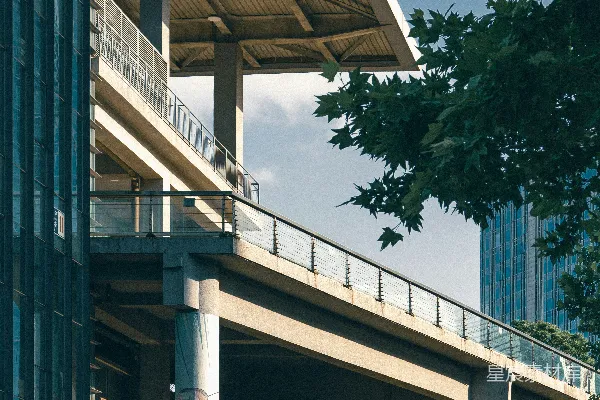 高清摄影 现代化的高架步道，具有几何建筑风格，两旁绿树成荫。