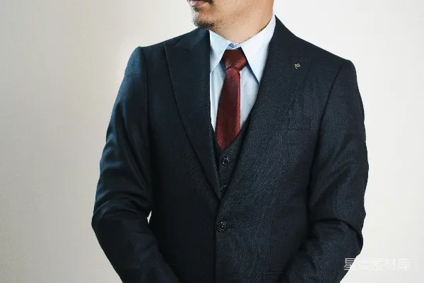 穿着西装的男人戴着太阳镜。