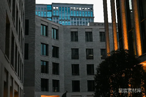 高清摄影 黄昏时分，带有暖色调户外照明的现代建筑。