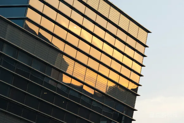 高清摄影 当代建筑的外墙在夕阳下反射出金色的光芒。