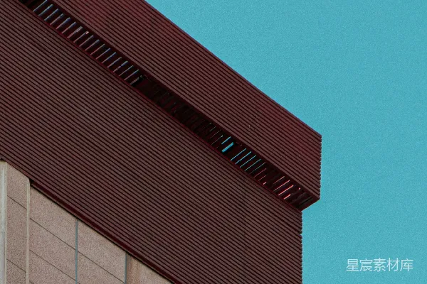 高清摄影 红棕色的建筑在鲜艳的蓝色天空下。