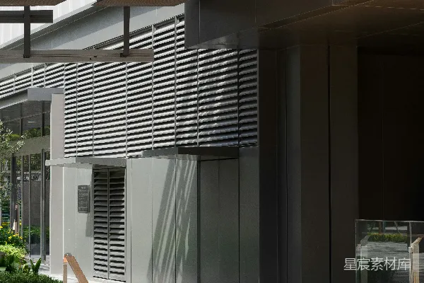 高清摄影 现代建筑物入口，带有木质楼梯和百叶窗