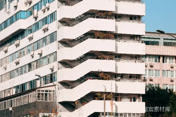 高清摄影 带有外部锯齿状楼梯的白色建筑