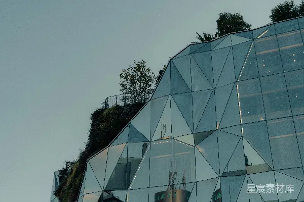 高清摄影 现代建筑，拥有几何玻璃幕墙和屋顶绿化。